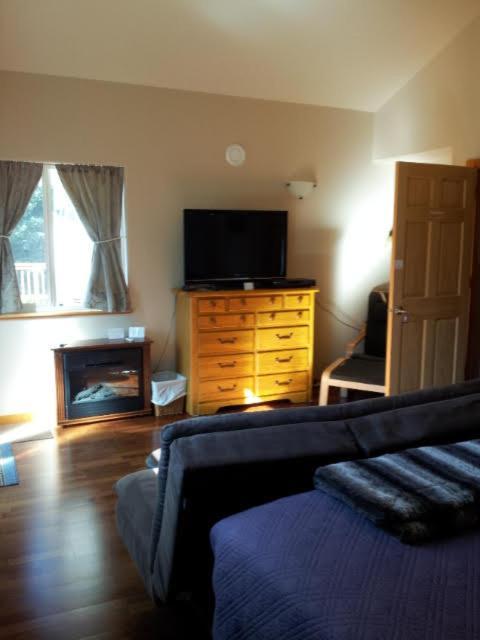 Glacier Creek Lodging Seward Room photo