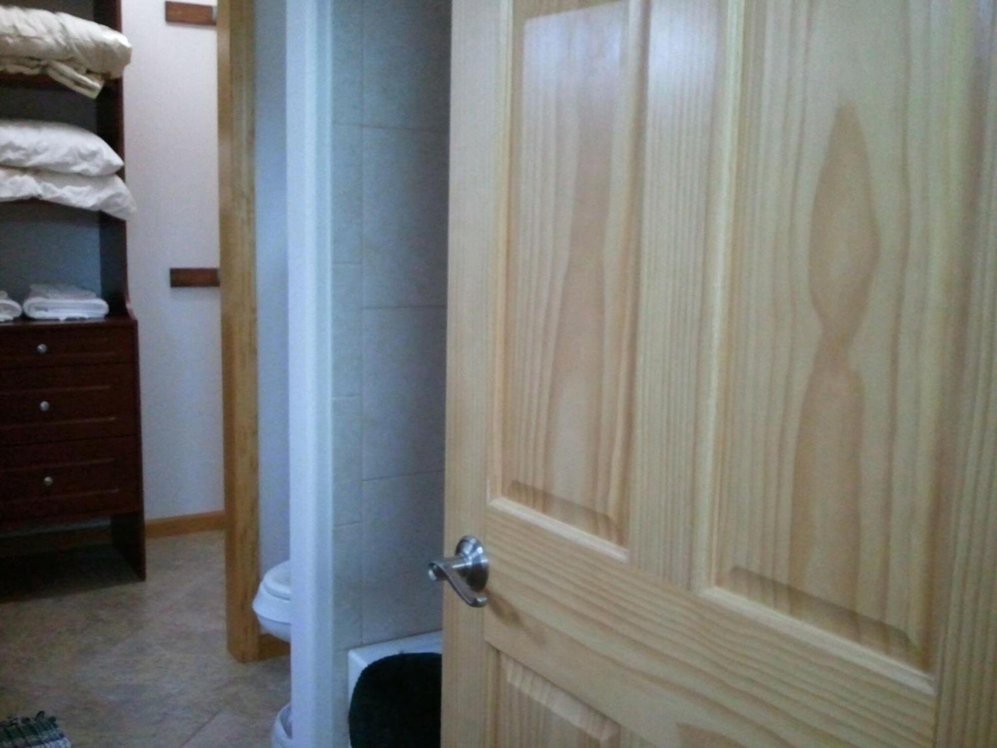Glacier Creek Lodging Seward Room photo