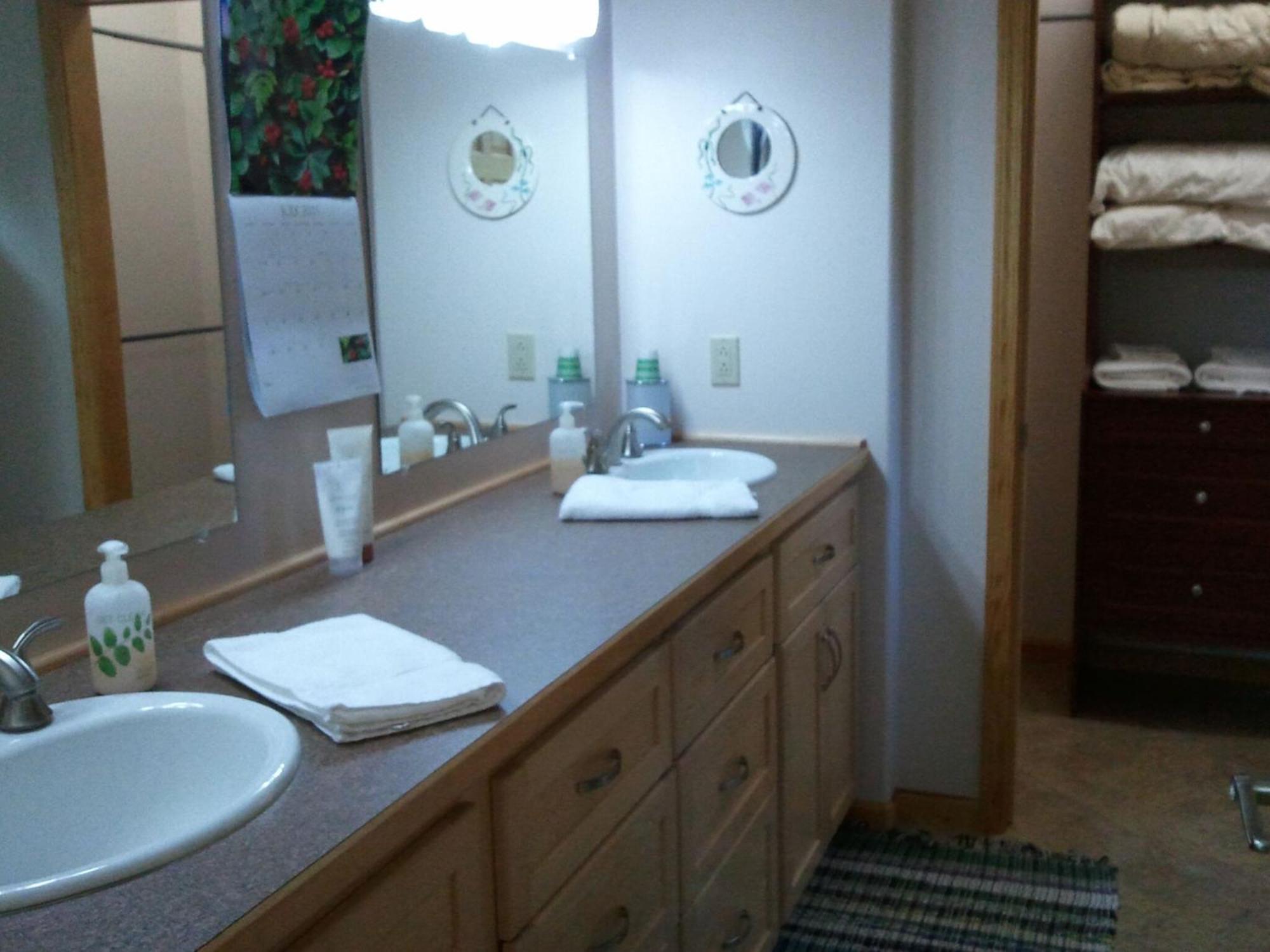 Glacier Creek Lodging Seward Room photo