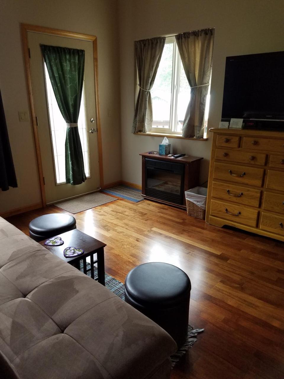 Glacier Creek Lodging Seward Room photo